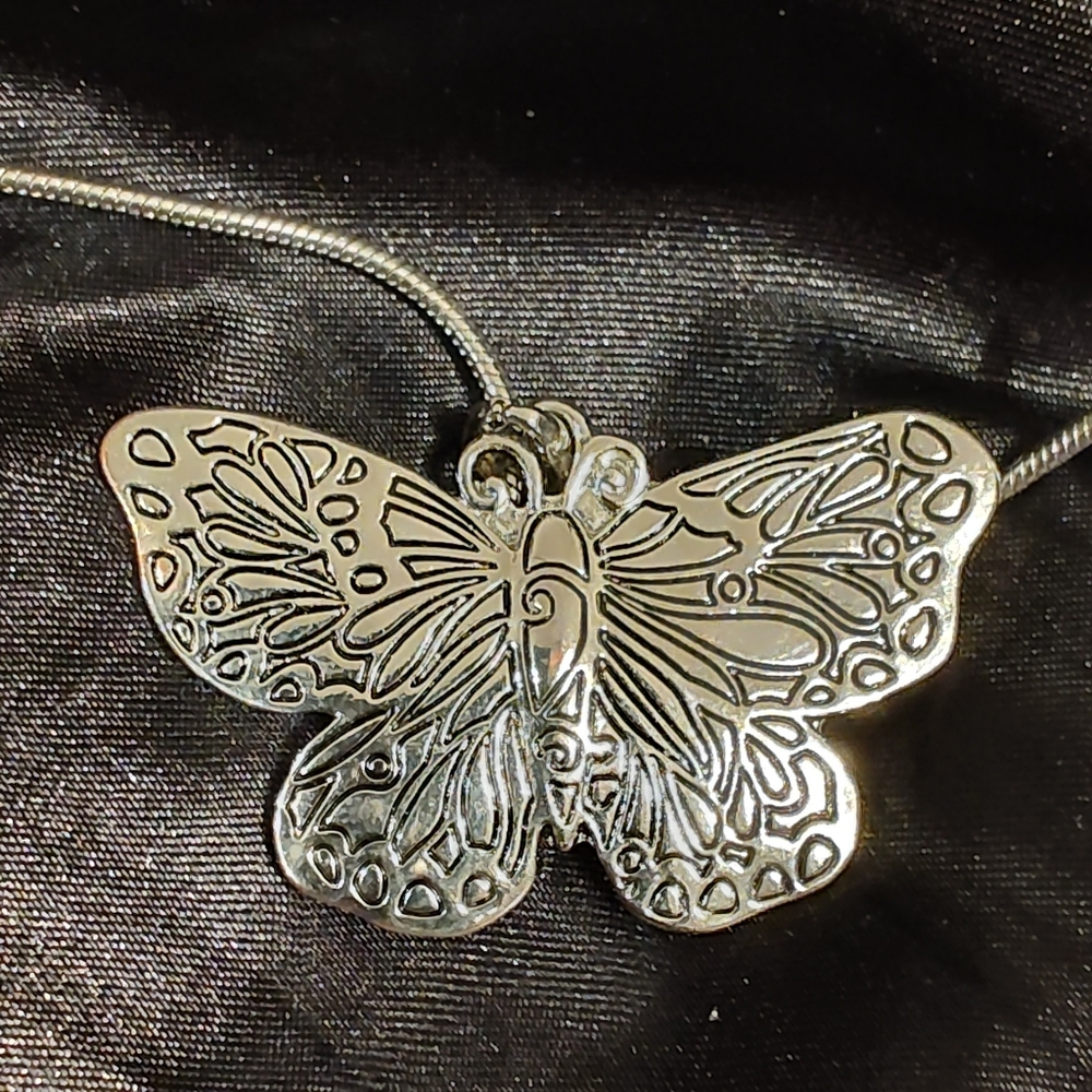 Beautiful Enameled Multicolored Butterfly Necklace In Silver Tone. - Picture 2 of 3